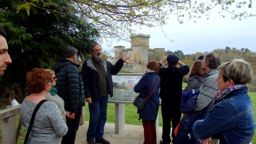 Visita de A Colectiva ao castelo de Pambre, guiada polo Instituto de Estudos Ulloáns