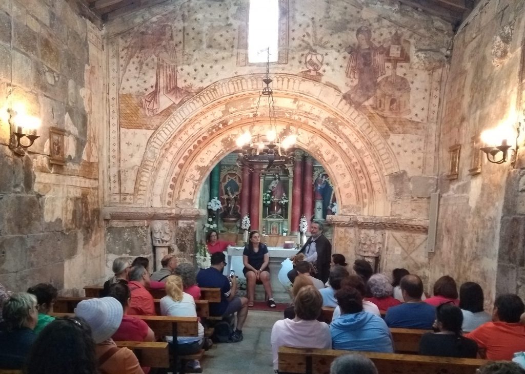 María José Gómez Alvite e Francisco de Romualdo na Igrexa románica de San Miguel de Coence, Camiño Santo, Instituto de Estudos Ulloáns