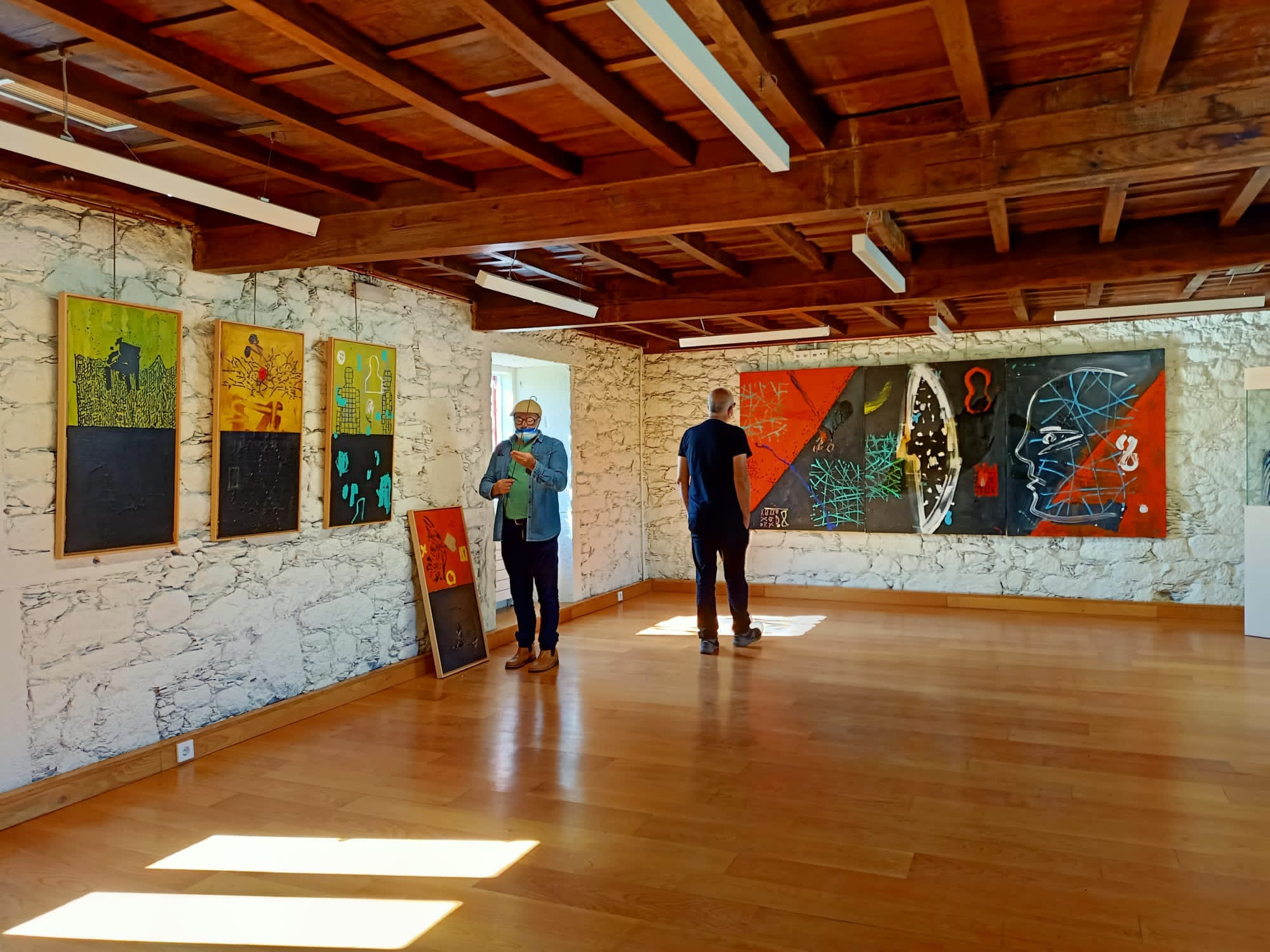 Antón Patiño e Braulio Vilariño instalando a exposición Cartografía simbólica, Castelo de Pambre, IEU
